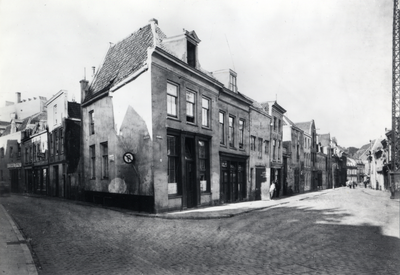 600954 Gezicht op de Varkenmarkt te Utrecht, uit het noordoosten, met de huizen aan de zuidelijke straatwand (in het ...